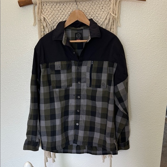 All terrain gear x wrangler ORGANIC cotton Black and Green Plaid Button-Uplarge - Picture 2 of 7